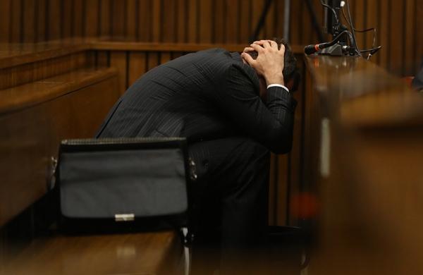Oscar Pistorius passou mal e vomitou durante julgamento em tribunal da &Aacute;frica do Sul (France Press)