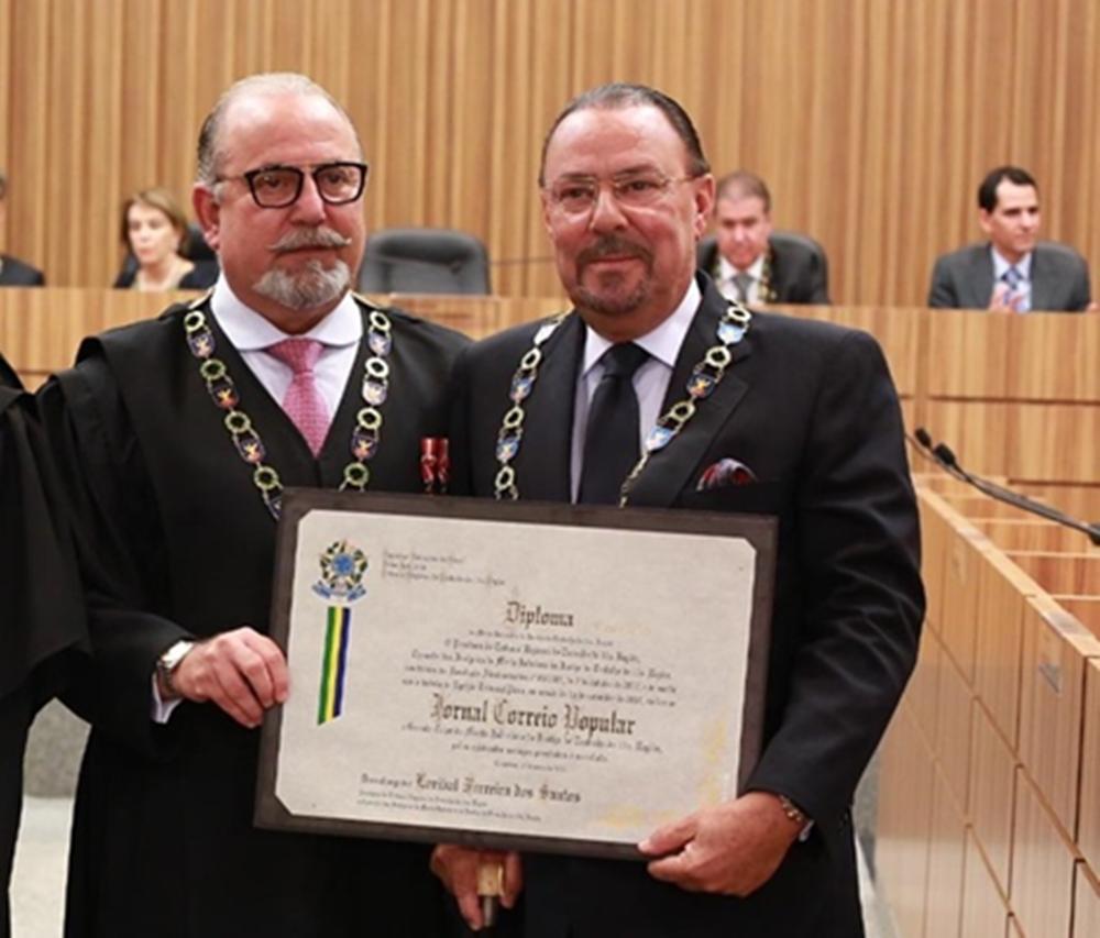 Diretor-presidente da RAC, Sylvino de Godoy Neto, recebe diploma do desembargador Alexandre Raposo ( Leandro Ferreira/ AAN)