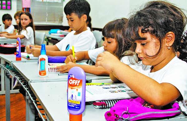Estudantes com repelentes na sala de aula no Col&eacute;gio Progresso: aplica&ccedil;&atilde;o antes de chegar &agrave; escola, ap&oacute;s o lanche e antes da sa&iacute;da para o intervalo ( Janaína Ribeiro/ ANN )