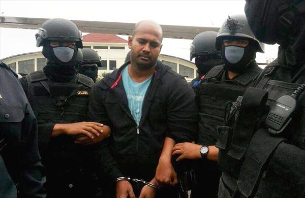 Australiano condenado a morte &eacute; escoltado por policiais na Indon&eacute;sia (France Press)