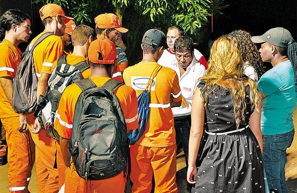 Grupo de funcion&aacute;rios que participou da assembleia ontem &agrave; noite e decidiu pela paralisa&ccedil;&atilde;o dos servi&ccedil;os (Orlando Avarizzi)