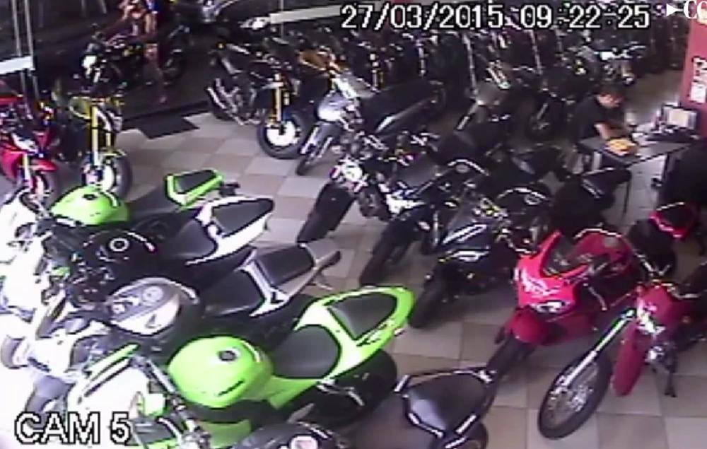 C&acirc;mera de seguran&ccedil;a flagrou o momento em que o ladr&atilde;o saiu com a moto (Captura de vídeo)