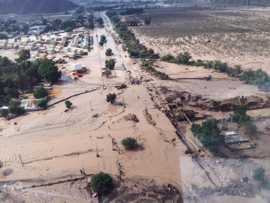 V&aacute;rias cidades foram atingidas por enchente, que destruiu casas e deixou ruas cobertas de lama (Chilean Air Force)