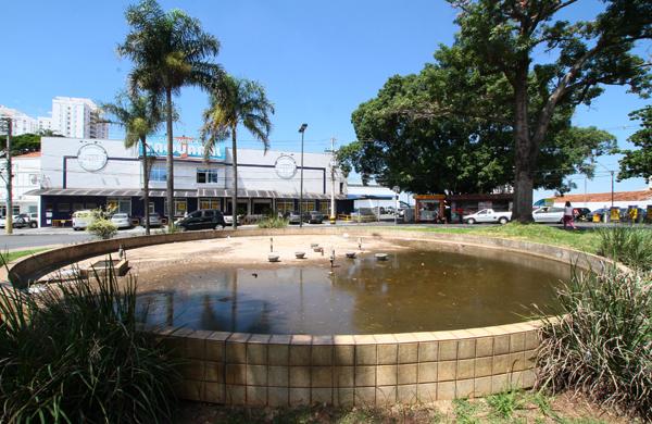 Fonte no Bal&atilde;o do Vilani est&aacute; desativada h&aacute; dois anos e com &aacute;gua acumulada: Prefeitura diz que faz vistoria e estuda aplicar camada de areia (Janaina Ribeiro/ AAN)