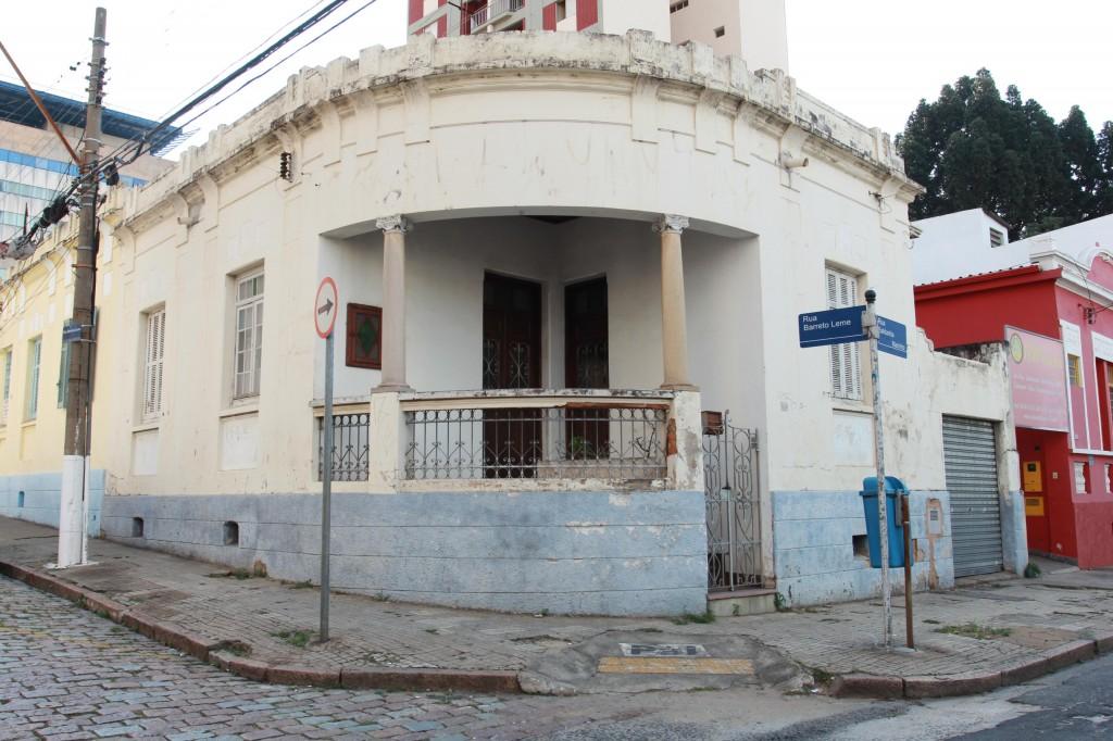 Casa do s&eacute;culo 19 na esquina das ruas Barreto Leme e Saldanha Marinho que acaba de ser preservada como patrim&ocirc;nio hist&oacute;rico de Campinas (Camila Moreira/ AAN)