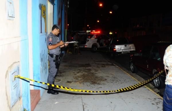 PM foi baleado na cal&ccedil;ada da Avenida Governador Pedro de Toledo, no Bonfim, em Campinas: mancha de sangue no ch&atilde;o  ( Elcio Alves)