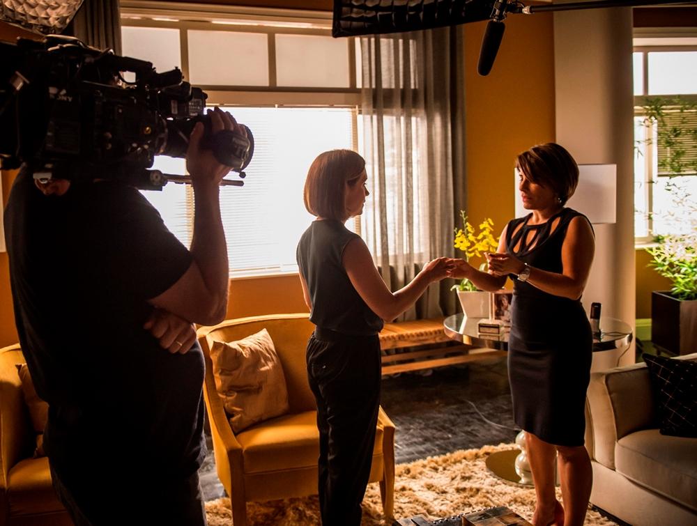 Adriana Esteves e Gl&oacute;ria Pires, vil&atilde;s de &quot;Babil&ocirc;nia&quot;, se ajustam em est&uacute;dio antes do sinal de &quot;gravando&quot;. Int&eacute;rpretes de In&ecirc;s e Beatriz, elas s&atilde;o as grandes apostas desta nova novela das 21h da Globo, escrita por Gilberto Braga, Ricardo Linhares e Jo&atilde;o Ximenes Braga (Alex Carvalho/Globo)