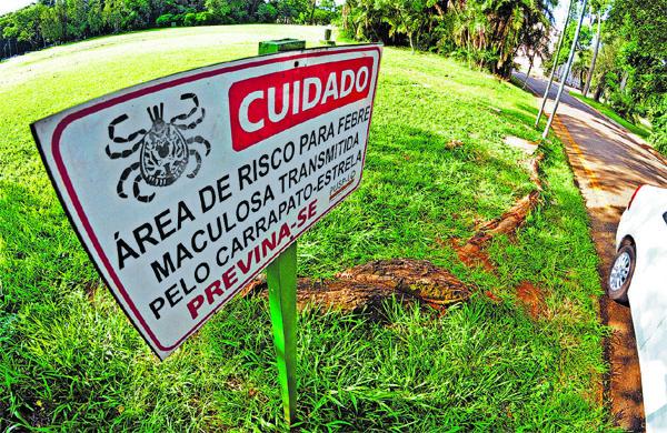 Placa em &aacute;rea de risco para febre maculosa, transmitida pelo carrapato estrela, no campus da Esalq ( Antonio Trivelin/ Gazeta de Piracicaba )