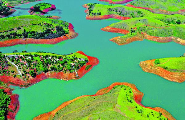 Barrancos expostos nas encostas da represa Jaguari-Jacare&iacute;, a maior do Cantareira, exp&otilde;e situa&ccedil;&atilde;o desoladora do sistema na estiagem hist&oacute;rica: reservat&oacute;rios s&atilde;o abstecidos por rios que nascem no Sul de Minas Gerais (Lucas Lacaz Ruiz/ AE)