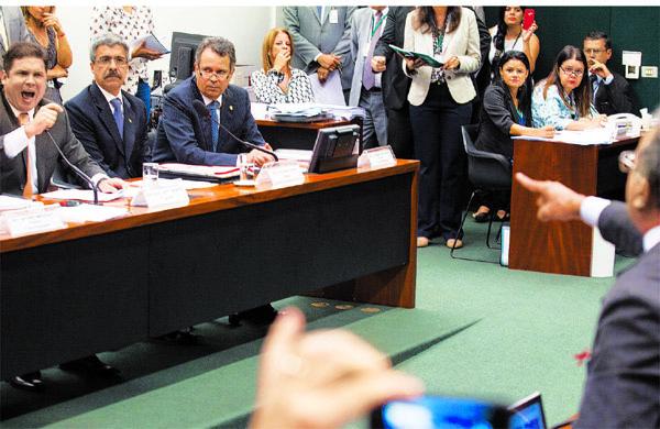 O presidente da CPI da Petrobras, Hugo Motta (&agrave; esq.), que foi chamado de &quot;coronel&quot; e &quot;moleque&quot;, discute com outro parlamentar na sess&atilde;o de vota&ccedil;&atilde;o de sub-relatorias (Ed Ferreira/ AE)
