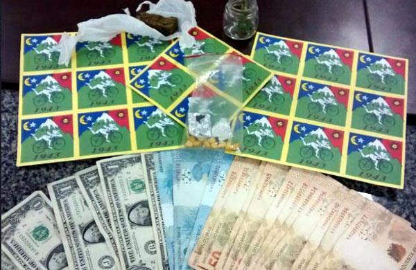 Drogas e dinheiro s&atilde;o apreendidos pela policia (Eloy de Oliveira)
