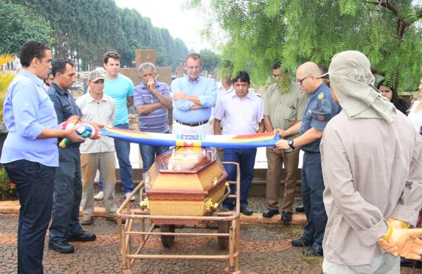Bandeira &eacute; colocada sobre caix&atilde;o com o corpo do ex-prefeito de Sumar&eacute; Jo&atilde;o Franceschini  ( Cedoc/ RAC)