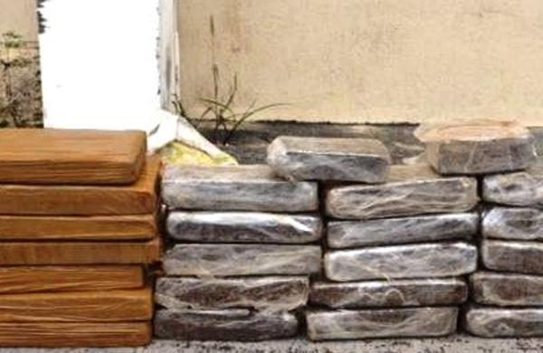 Uma den&uacute;ncia an&ocirc;nima levou os policiais &agrave; dupla que levava a droga em pacotes separados por quilo ( Divulgação)