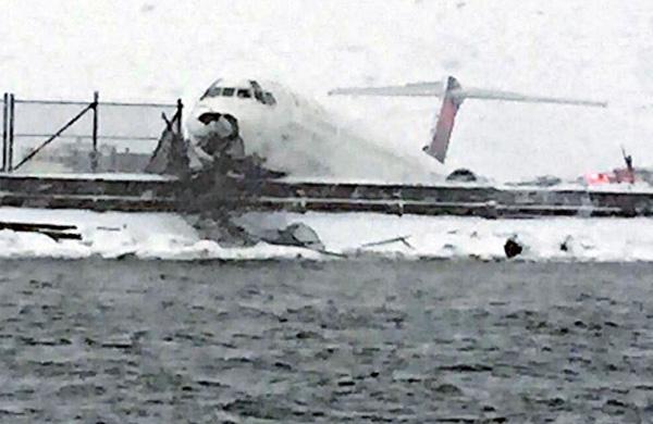 O aeroporto LaGuardia, dedicado ao tr&aacute;fego dom&eacute;stico, anunciou em seu site &quot;cancelamentos e atrasos&quot; devido ao incidente (France Press)
