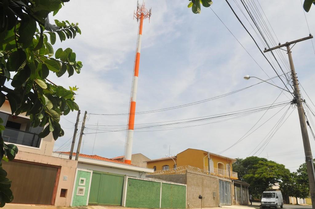  Moradores reclamam de antena de celular irregular no Jardim Santa Genebra ( César Rodrigues/ AAN)