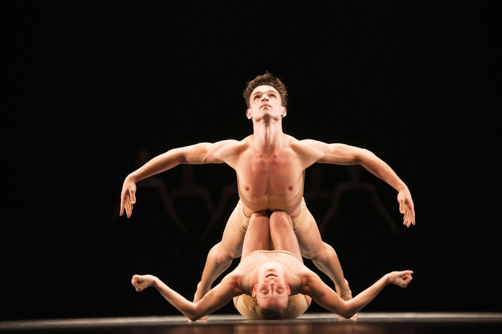 Bailarinos da S&atilde;o Paulo Companhia de Dan&ccedil;a em 'C&eacute;u Cinzento', de Cl&eacute;bio Oliveira: 'amantes cegos' (Clarissa Lambert)