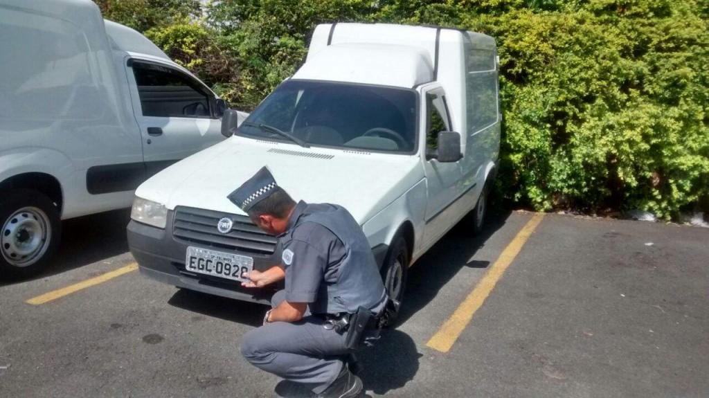 Fiorino que foi roubada na noite de ontem na regi&atilde;o do Ouro Verde e estava carregada com cigarros  ( Divulgação/ Polícia Militar)