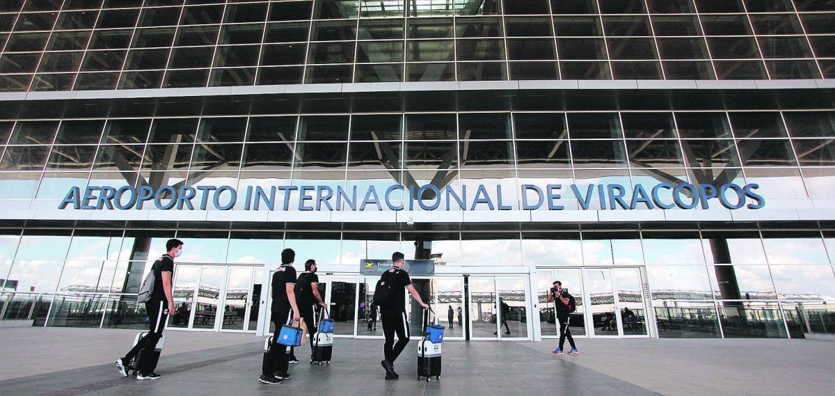 Entrada do saguão principal do Aeroporto Internacional de Viracopos, com pouco movimento: expectativa é que o fluxo de passageiros permaneça baixo, mesmo com o feriado (Diogo Zacarias/ Correio Popular)