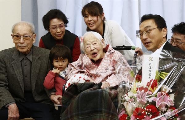 Misao Okawa (C) comemora seus 117 anos com familiares no Jap&atilde;o (France Press)