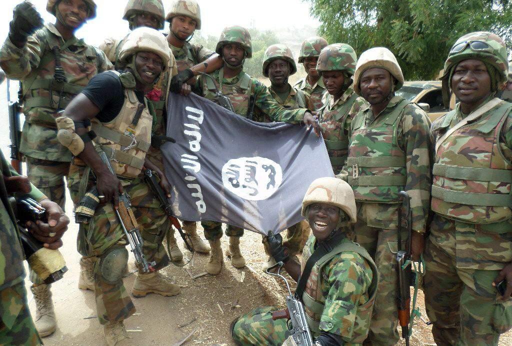Integrantes do Boko Haram exibem bandeira do grupo terrorista (AFP)