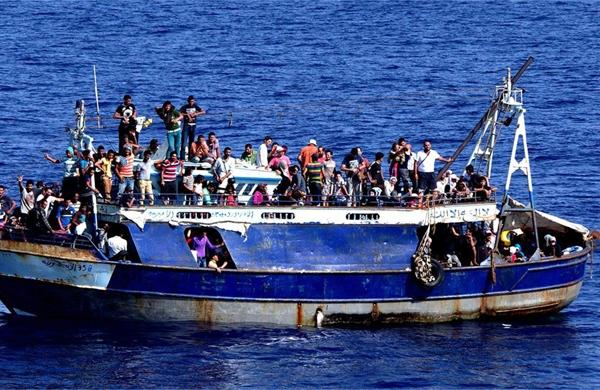A marinha italiana faz um esfor&ccedil;o enorme para evitar as trag&eacute;dias em alto mar com naufr&aacute;gios de embarca&ccedil;&otilde;es ilegais que transportam imigrantes (France Press)