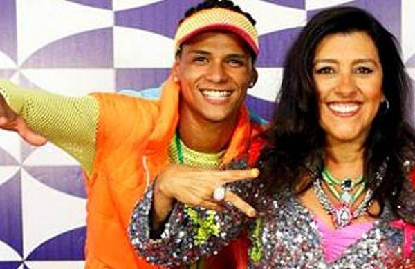 O dan&ccedil;arino DG, ao lado de Regina Cas&eacute;, apresentadora do 'Esquenta' ( Reprodução/TV Globo)