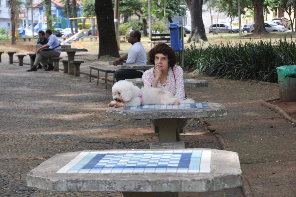 A professora Ondina Abreu, de 81 anos, tenta descansar depois de um passeio pelo local e reclama: 'Tem mesa, mas n&atilde;o tem assento. O que adianta?' (Carlos de Souza Ramos/AAN)