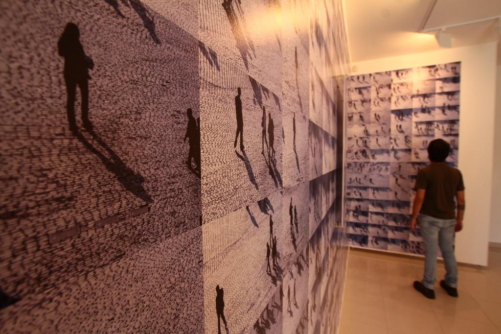 Homem observa fotos que integram a exposi&ccedil;&atilde;o 'Para se Perceber a Paisagem', de Vane Barini  ( Janaína Ribeiro/ ANN )