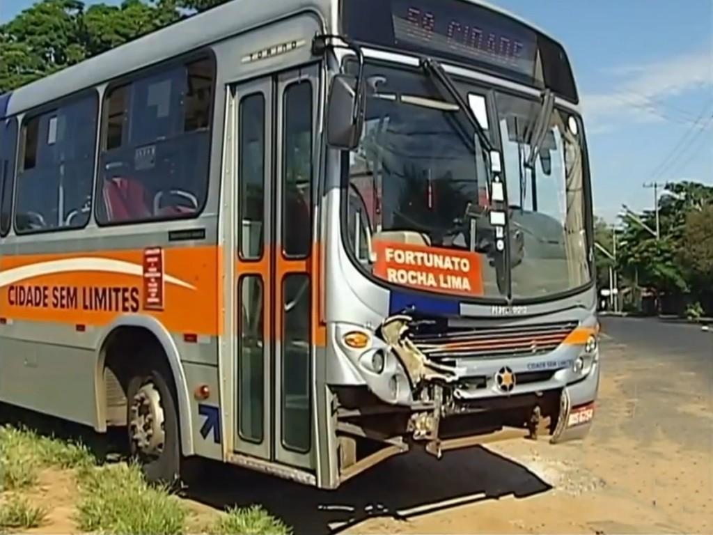 &Ocirc;nibus bateu em m&aacute;quina de manuten&ccedil;&atilde;o de linha f&eacute;rrea (Captura de vídeo)
