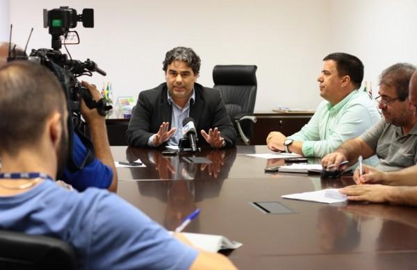 O presidente da C&acirc;mara Municipal, Sandro Caprino (PRB), em entrevista coletiva nesta segunda-feira (30) (Janaina Ribeiro/ AAN)
