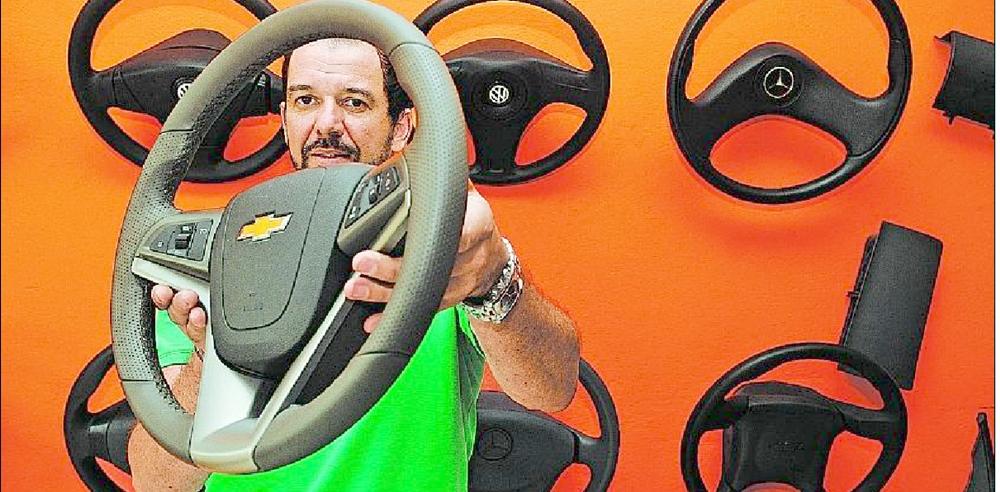 Weber Ferreira da Silva, o Bidu da Volantes.com, loja especializada em volantes originais, esportivos, em couro ou resinas ( César Rodrigues/ AAN)
