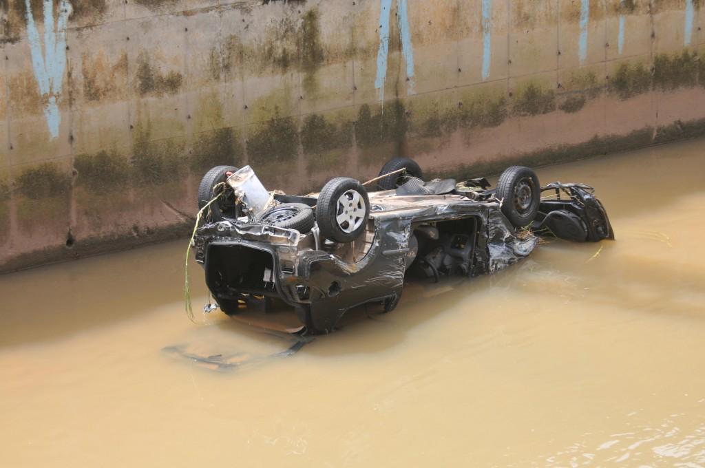 Carro da psic&oacute;loga foi encontrado no C&oacute;rrego Pi&ccedil;arr&atilde;o (Carlos de Souza Ramos/AAN)