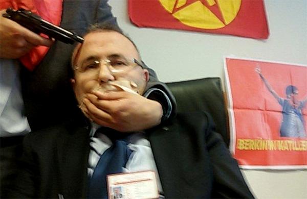 Promotor turco, Mehmet Selim Kiraz, sob a mira de uma pistola de um dos sequestradores (France Press)