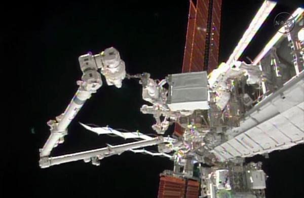 Astronautas trabalharam durante mais de 5 horas em reparo na Estação Espacial Internacional (France Press)