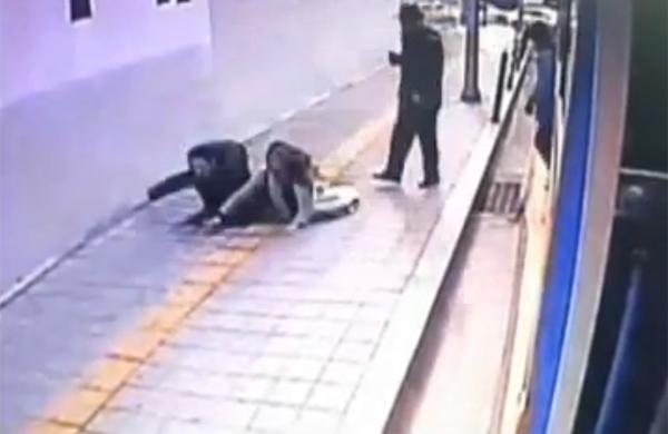 Casal &eacute; engolido por cratera em Seul, na Coreia do Sul (Reprodução)