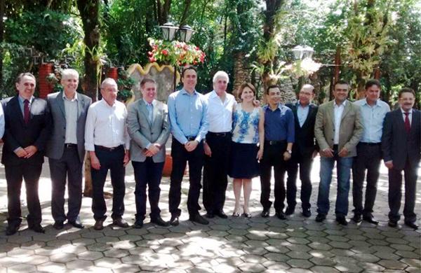 O prefeito de Campinas Jonas Donizete foi eleito o novo presidente do Conselho de Desenvolvimento da RMC, em foto ao lado de representantes do Estado e os 20 prefeitos que comp&otilde;em o conselho (Bruno Bacchetti/ AAN)