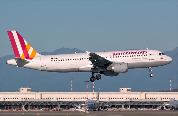 Companhia a&eacute;rea Germanwings deu sequ&ecirc;ncia &agrave;s decolagens nesta quarta-feira, 24 horas ap&oacute;s o acidente nos alpes franceses (France Press)