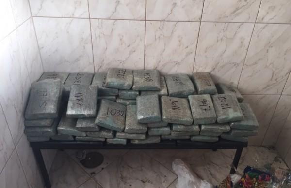 Policiais da Central de Pol&iacute;cia Judici&aacute;ria apreenderam nesta tarde (31) os cerca de 70 kg de maconha (Jaqueline Harumi/ AAN )
