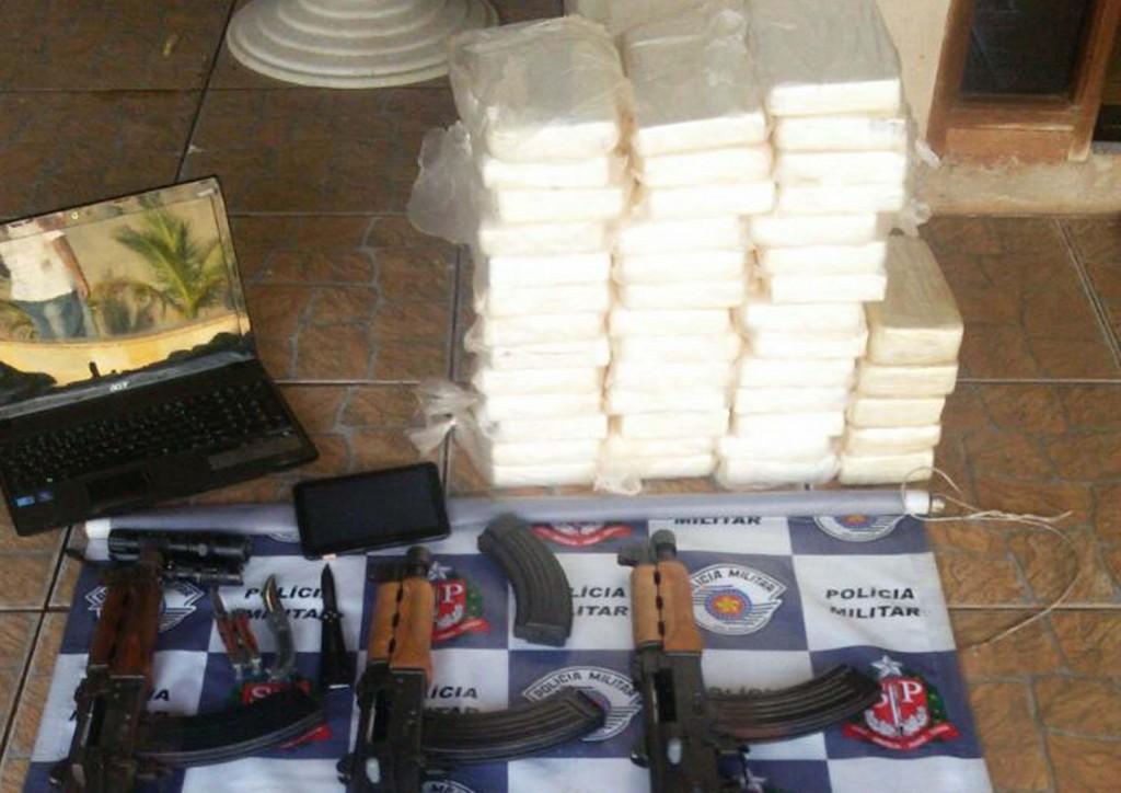 Policiais encontraram drogas e armas enquanto procuravam retroescavadeira roubada (Divulgação)