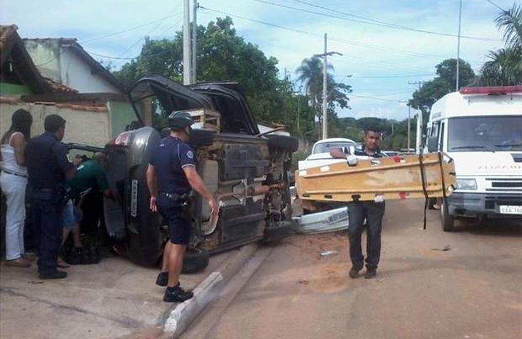 Motorista quase atingiu muro de casa; carro virou ( Divulgação)
