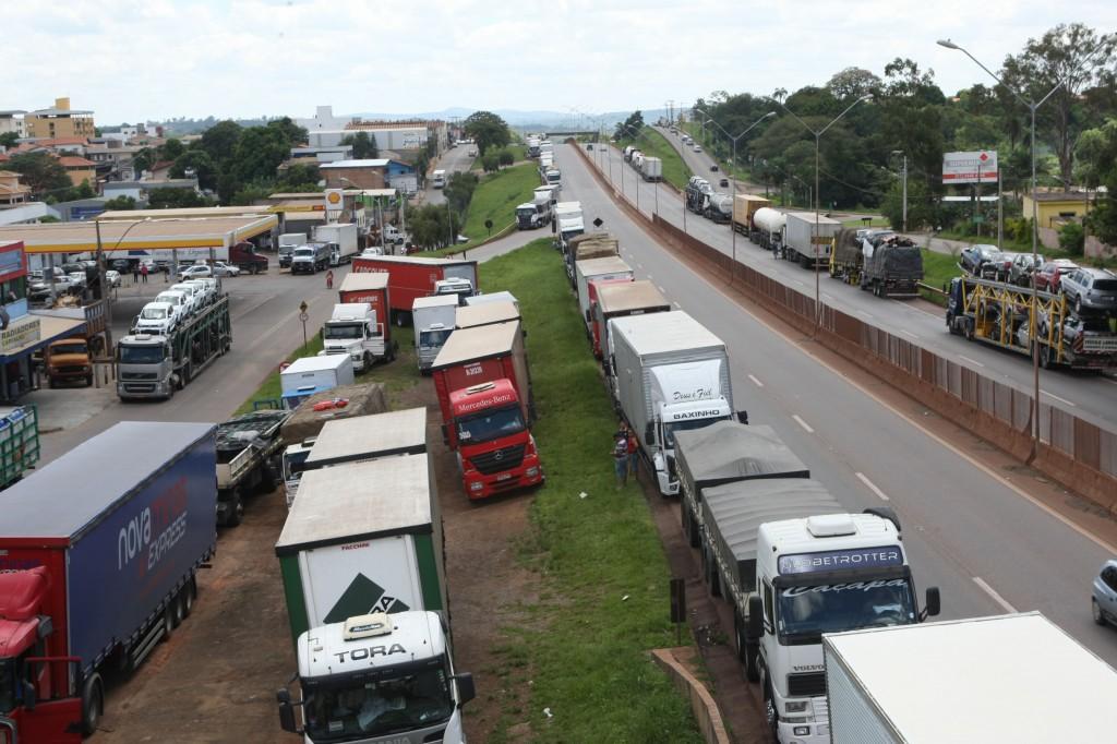 Rodovia Fern&atilde;o Dias tamb&eacute;m est&aacute; com caminh&otilde;es parados, provocando congestionamento (Eugenio Moraes/ AE)