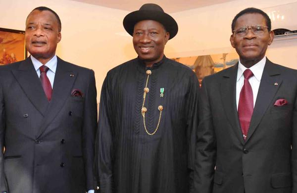 Presidente nigeriano, Goodluck Jonathan, (centro) declarou que seu ex&eacute;rcito est&aacute; vencendo apesar dos dois novos ataques mortais (France Press)