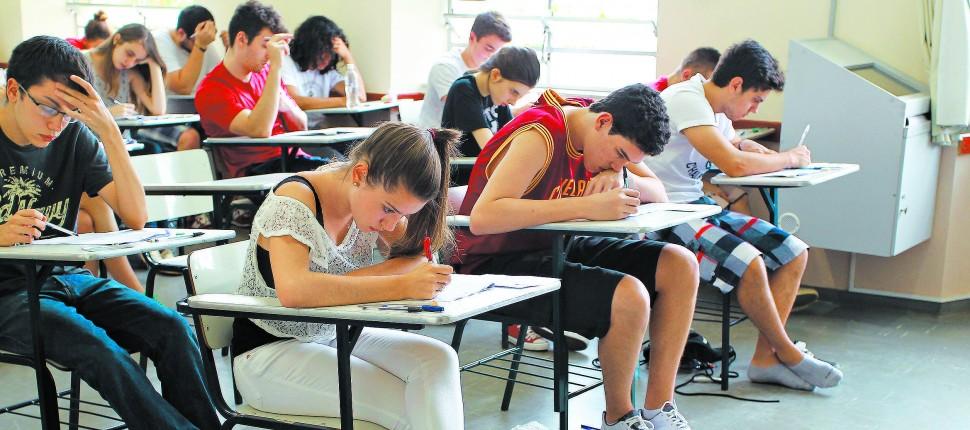 Candidatos durante vestibular da Fuvest realizado na &uacute;ltima semana; ensino p&uacute;blico favorece ingresso na universidade  ( Leandro Ferreira/ AAN)