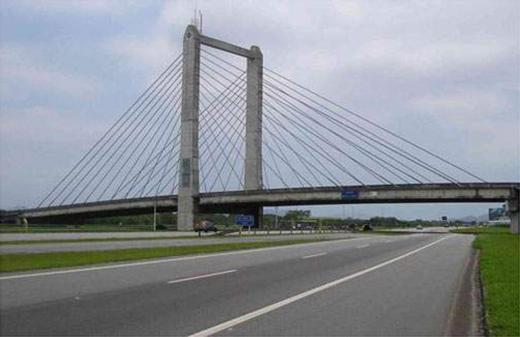 Motorista do &ocirc;nibus foi abordado por grupo na Ponte Estaiada ( Divulgação)