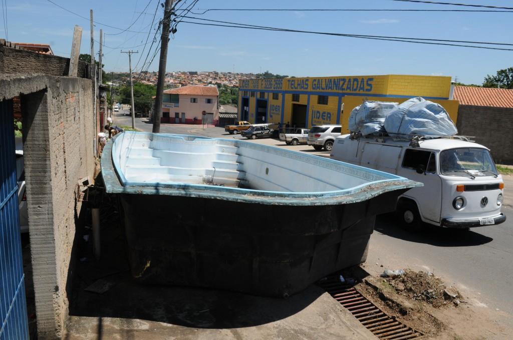 Piscina deixada na cal&ccedil;ada fechada a passagem de pedestres e tamb&eacute;m atrapalha o tr&acirc;nsito ( Dominique Torquato/ AAN)