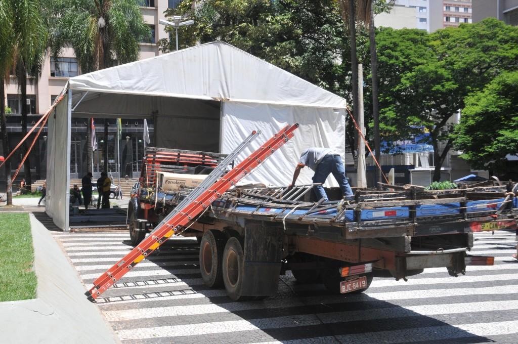Come&ccedil;ou a montagem da estrutura para as obras de revitaliza&ccedil;&atilde;o da Avenida Francisco Glic&eacute;rio ( Carlos Sousa Ramos/ AAN)