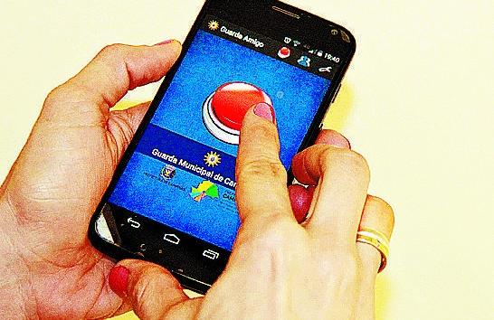 Celular com o bot&atilde;o de p&acirc;nico instalado: ativa&ccedil;&atilde;o &eacute; com apenas um toque  (Camila Moreira/ AAN)
