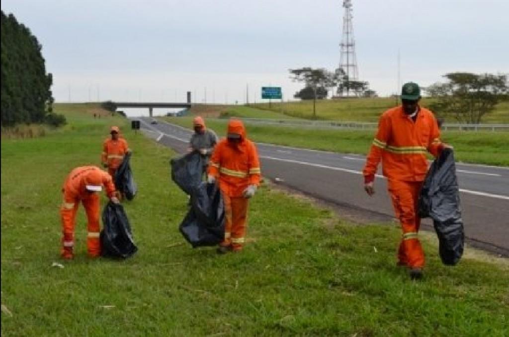 Equipes recolhem lixo: jogar lixo em via p&uacute;bica &eacute; infra&ccedil;&atilde;o com multa prevista de R$ 85,13 e quatro pontos na CNH ( Divulgação)