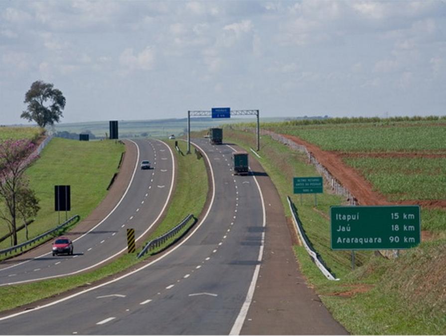 Padre fazendo zigue-zague na rodovia e chamou a aten&ccedil;&atilde;o de motoristas, que alertaram a Pol&iacute;cia Rodovi&aacute;ria ( Cedoc/ RAC)