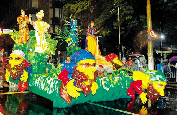 Desfile da Escola de Samba Estrela D?Alva, a mais antiga de Campinas, na Avenida Francisco Glic&eacute;rio: sem atrativos, tradi&ccedil;&atilde;o se perde e p&uacute;blico se afasta.  (Camila Moreira/ AAN)